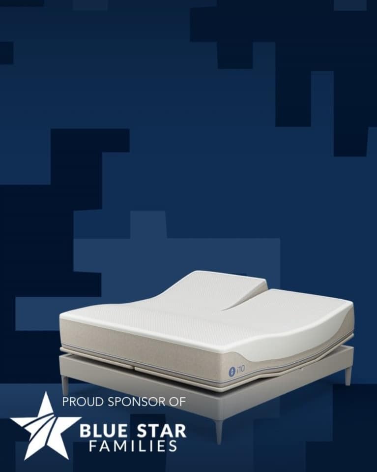 Smart bed in front of a blue camofloge background 